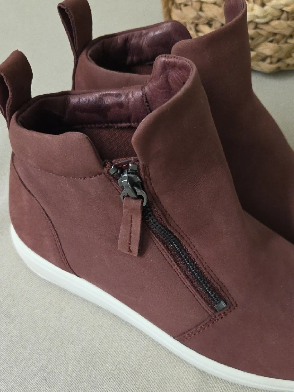 ECCO Womens Burgundy Leather Side Zip Ankle Boots / Sneakers Size 7/7.5 EUC 38